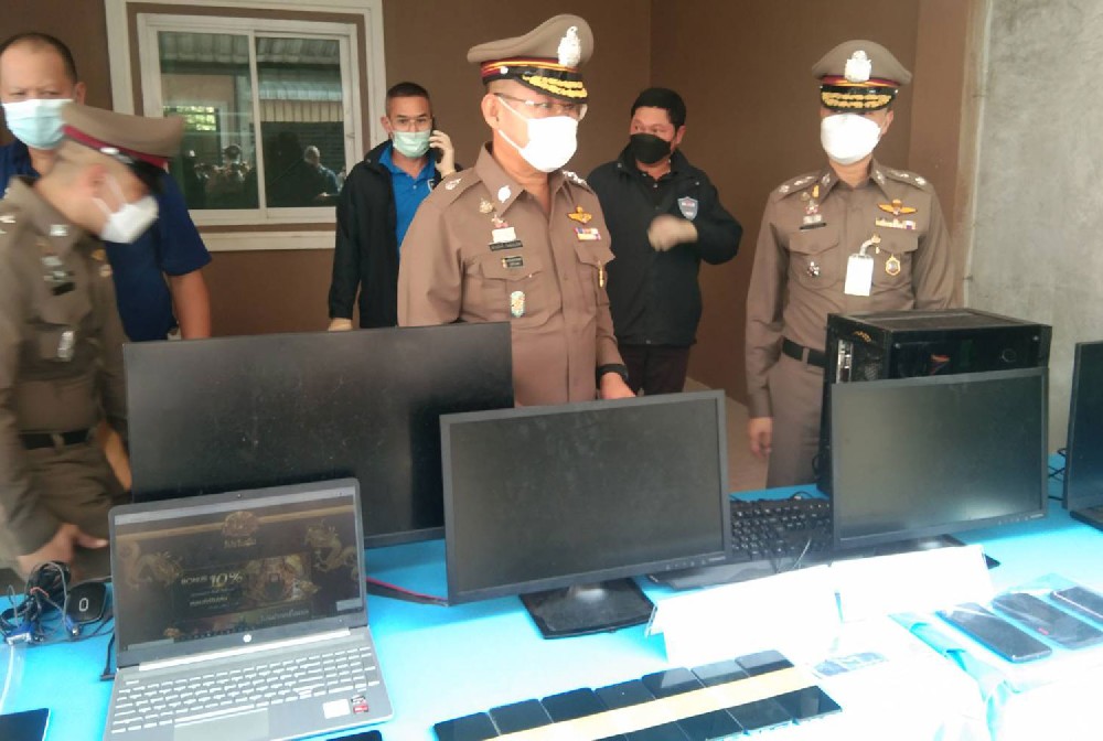 Police inspect seized computers and other devices after a raid on a house in Muang district of Nakhon Sawan that served as an online gambling hub. (Photo: Chalit Pumruang) Police inspect seized computers and other devices after a raid on a house in Muang district of Nakhon Sawan that served as an online gambling hub. (Photo: Chalit Pumruang)